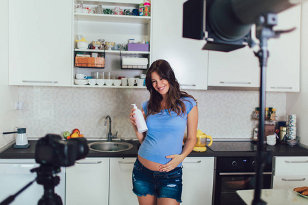 孕妇为博客和视频博客录制视频