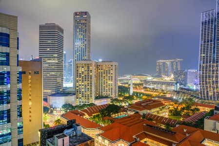 新加坡HDB建筑群和市中心的天际线在蓝色的时刻被照亮