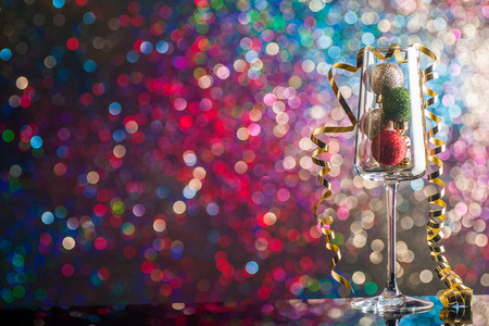 一杯装满圣诞装饰的香槟图片