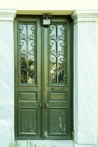 古老木门的弧形装饰格栅图片
