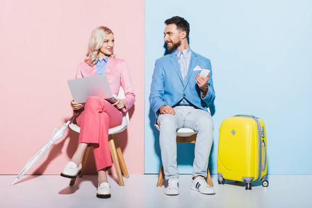 智能手机 行李 微笑 技术 粉红色 白种人 手提箱 男人