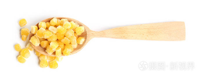 冷冻玉米在木制勺子隔离在白色，俯视图。维吉塔