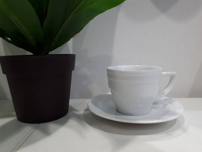 盘子 杯子 茶托 特写镜头 植物 饮料 浓缩咖啡 热的 桌子