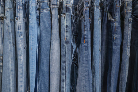 牛仔风格材料背景不同风格的牛仔裤作为背景,特写镜头照片