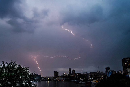 天空中雷雨时的闪电。自然现象