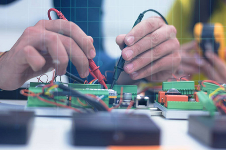 两个年轻英俊的工程师在研究电子元件照片