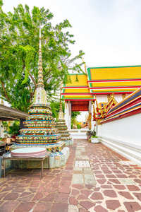 泰国曼谷市的瓦图寺。著名古刹的宝塔塔景观。大皇宫附近佛教风格的宗教建筑。东方和亚洲风格，著名的旅游目标。