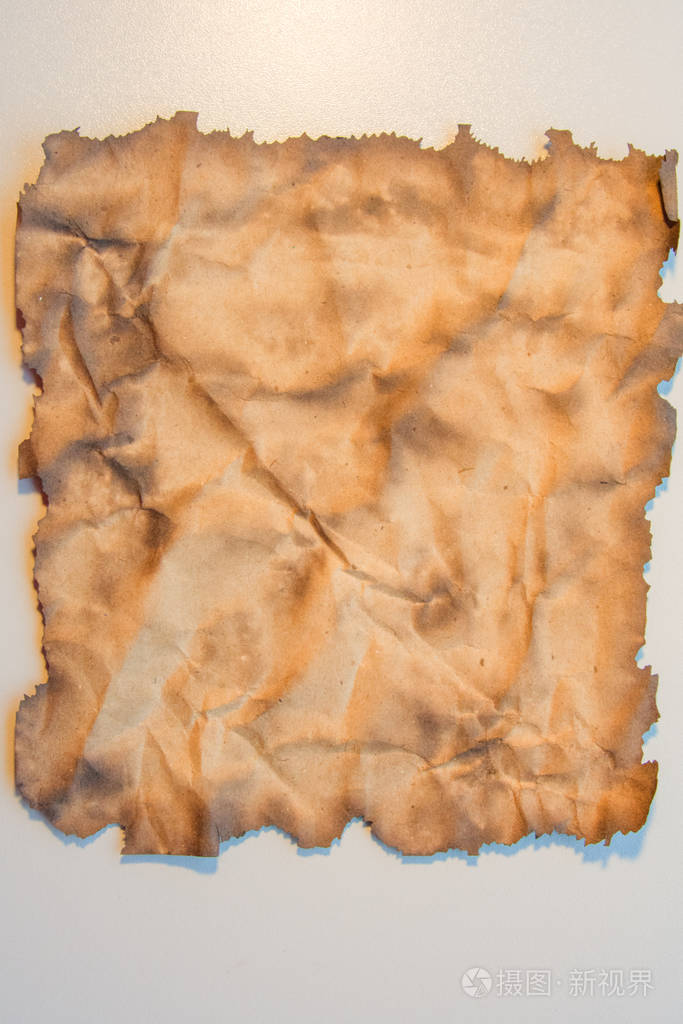 烧焦的纸纹理有烧焦边的旧碎纸在白色背景上烧边纸作为复印空间