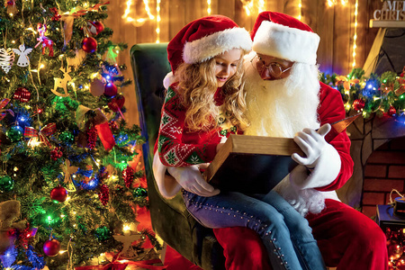 给外国小孩送礼物图片