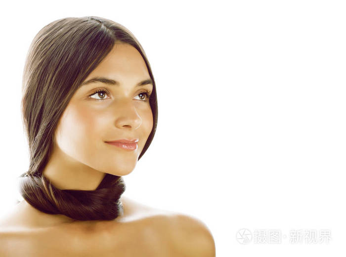 年轻清新的棕褐色皮肤女孩美丽的发型孤立在白色特写柔软的水疗脸