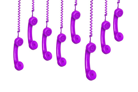 紫色复古电话挂在一根电缆上