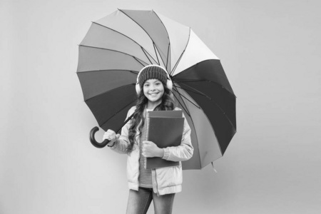 9月1日的降雨预报。9月1日，可爱的女生彩色雨伞。9月1日，小孩子在粉红色的背景下去图书馆。小女孩上学第一天戴耳机。9月1日