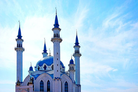 美丽的清真寺。宗教，伊斯兰教。白色的墙壁，蓝色的穹顶，四座新月形的尖塔。