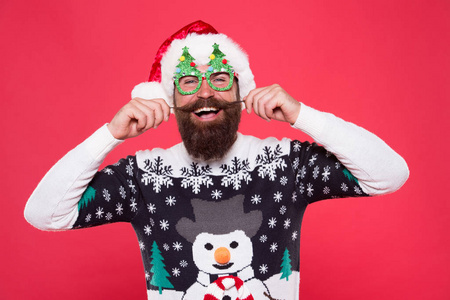 理发店概念。圣诞老人戴圣诞树派对眼镜。节日配件圣诞派对。圣诞节和新年庆祝。快乐的长着胡子的圣诞老人。整齐的胡子