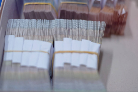 装满已分类的钱的纸箱，存放在泰国的一个笼子里