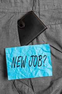 显示新工作问题的文本标志。概念照片询问一名者是否得到正规工作挣钱男子裤子前口袋里的小钱包，靠近记号纸。