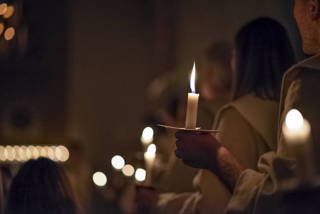在教堂里，人们穿着传统的宗教服装处理蜡烛。瑞典卢西亚日庆祝活动
