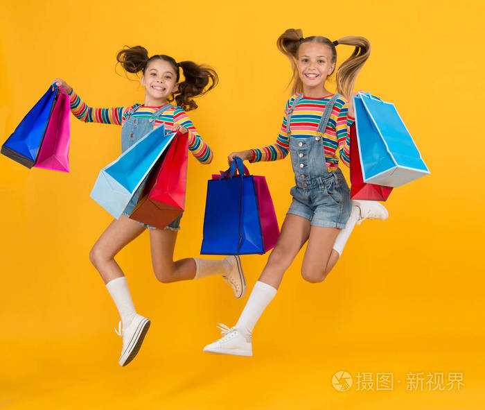 快乐的购物狂孩子们.小女孩护理套餐.自由跳跃.夏季购物.