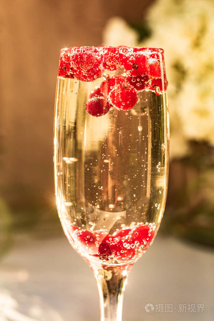 带红醋栗浆果的玻璃杯起泡葡萄酒
