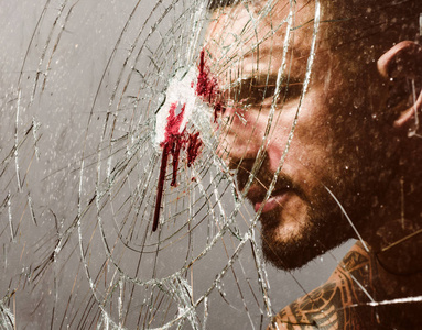 碎玻璃上的血迹.碎玻璃上有血迹.男人的力量和力量.