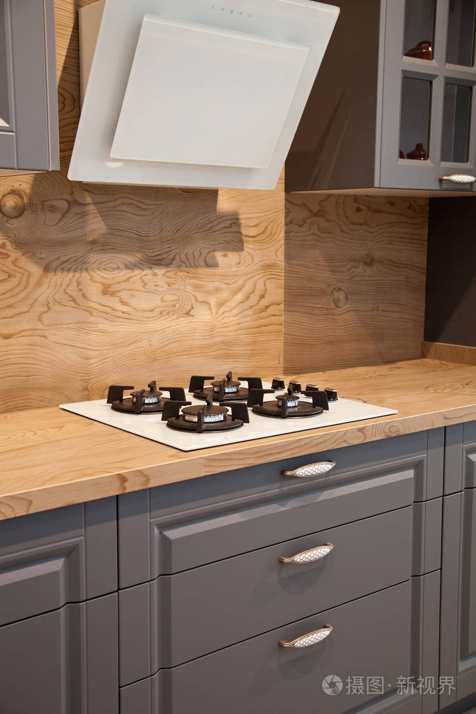 现代清洁厨房和白色内置燃气灶