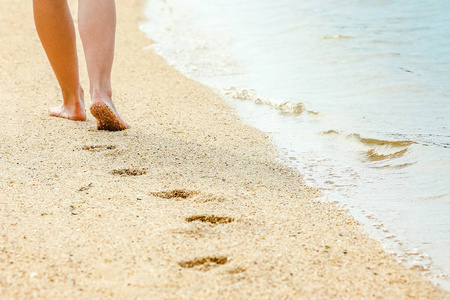 海边沙滩上美丽的脚印