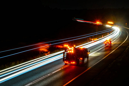 夜晚开车图片-夜晚开车素材-夜晚开车插画-摄图新视界