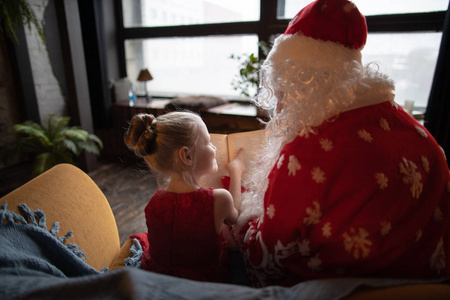 圣诞老人和一个长着大白胡子的女孩画新年图片