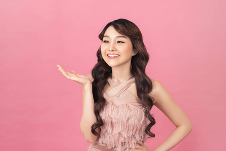 韩国人 粉红色 演播室 日本人 连衣裙 女人 微笑 成人