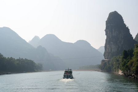 桂林漓江游船与喀斯特地貌景观图片