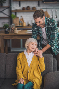 白发苍苍的老太太和儿子在一起很平静照片