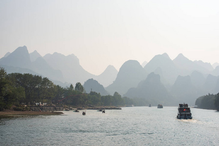 桂林漓江游船与喀斯特地貌景观