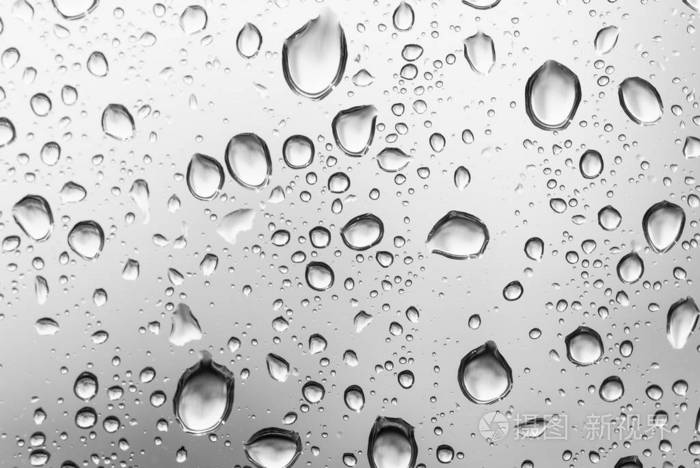 秋雨过后玻璃窗上的水滴是白色的