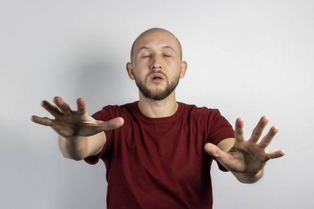 闭着眼睛找东西的概念,视力差,失明,闭着眼睛找东西照片