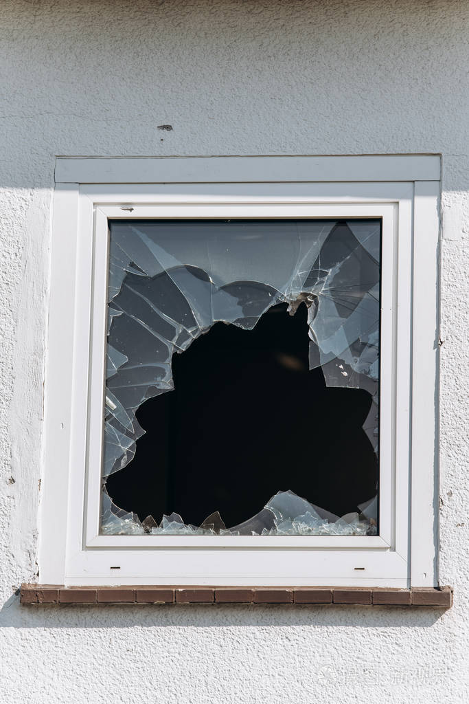 房子里的窗户破了玻璃碎片留在窗户里