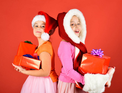 戴着圣诞老人帽和礼品盒的姐妹们