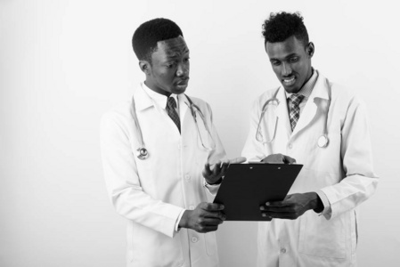 两个白人背景下的非洲青年医生
