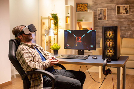 职业玩家使用VR耳机在功能强大的PC上玩游戏