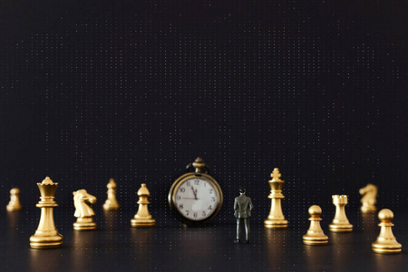 象棋游戏的图像。商人看老式钟表和典当，竞争，战略，领导和成功的概念