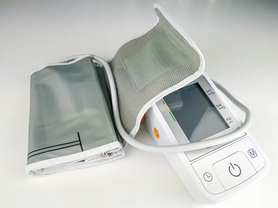 用于血压检测和脉搏分析测量的医疗器械，用于早期心脏和血液健康问题的诊断