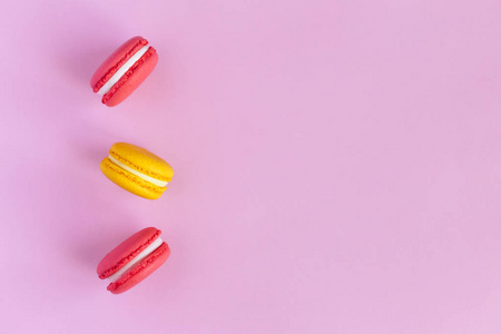 粉红色和黄色的马卡龙.照片
