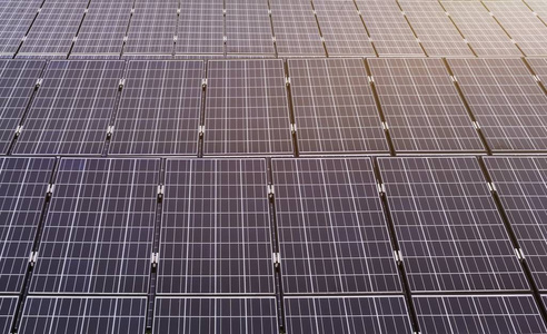 太阳能发电厂中有许多光伏太阳能电池板。