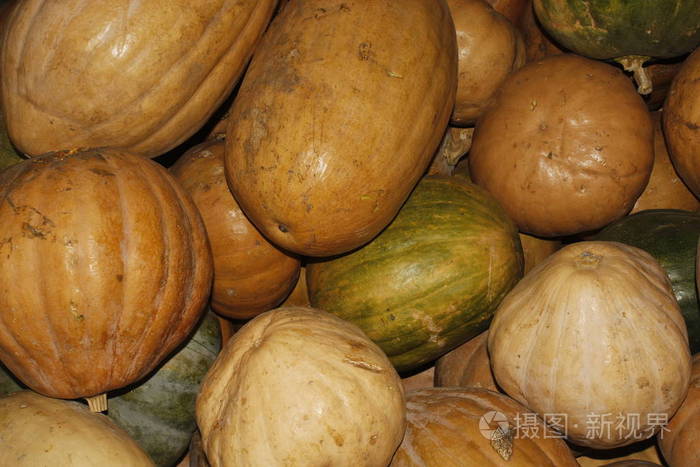 市场上有很多黄绿色的印度南瓜
