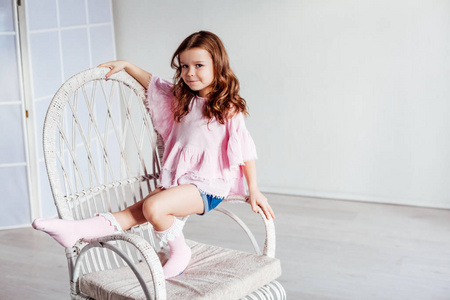 小婴儿坐着图片