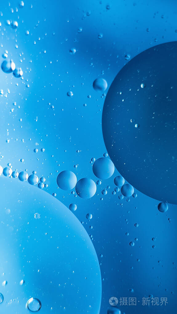 深蓝色背景上有气泡的油抽象背景