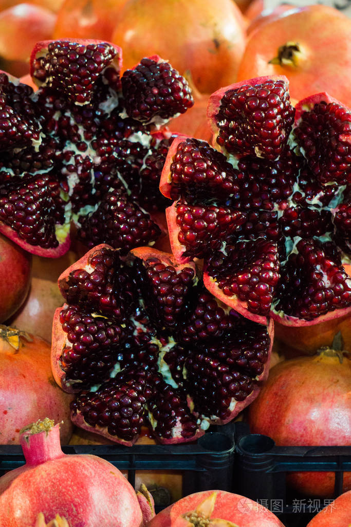 市面上剥皮的红石榴果实和浆果