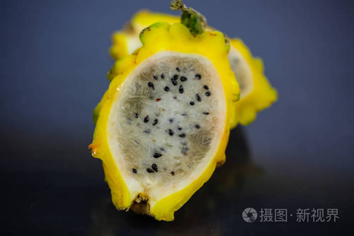 黑色背景上的黄色pitahaya