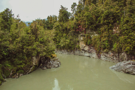 新西兰南岛霍基蒂卡附近，雨天的霍基蒂卡峡谷