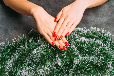 圣诞时尚红色指甲的女人手。