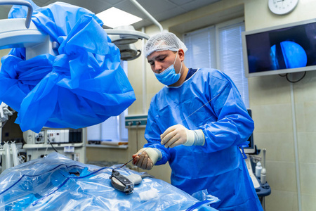 外科，医学和人的概念医院手术室里的一群外科医生。现代诊所。先进的设备。
